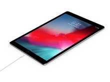 Charger l&#39;image dans la galerie, Un iPad Pro avec un cadre noir et un câble de charge blanc sur fond blanc.
