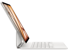 Charger l&#39;image dans la galerie, Un iPad argenté posé sur un clavier blanc, incliné, affichant un écran avec une image de coucher de soleil.
