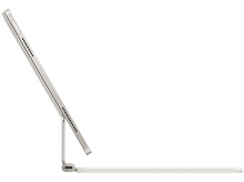 Charger l&#39;image dans la galerie, Vue latérale d&#39;une tablette argentée soutenue par un clavier blanc, tous deux sur une surface blanche.
