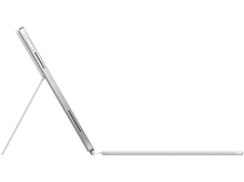 Charger l&#39;image dans la galerie, Tablette argentée avec stylet connecté et support de clavier.
