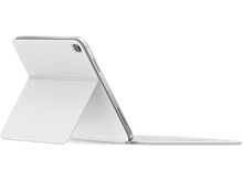 Charger l&#39;image dans la galerie, iPad Pro blanc avec une housse de clavier blanche, incliné sur fond blanc.
