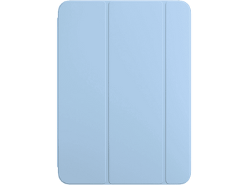 Un étui pour iPad bleu clair. L'étui est fermé et plat. Le fond est noir.