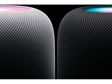 Charger l&#39;image dans la galerie, Deux enceintes intelligentes blanches et grises avec un fond noir. Chaque enceinte a des lumières brillantes sur le dessus.
