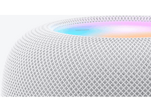 Charger l&#39;image dans la galerie, Apple HomePod blanc, gros plan du dessus avec lumière arc-en-ciel et grille du haut-parleur.
