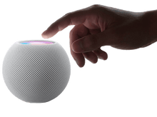 Charger l&#39;image dans la galerie, Le doigt d&#39;une personne touche un HomePod Mini.
