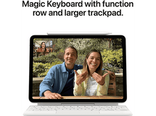 Charger l&#39;image dans la galerie, iPad avec écran d&#39;appel vidéo sur clavier blanc, deux personnes souriantes.
