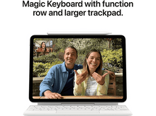 Charger l&#39;image dans la galerie, iPad avec clavier, personnes à l&#39;écran. Le clavier a une rangée de fonctions et un trackpad plus grand.
