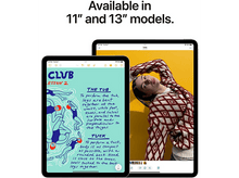 Charger l&#39;image dans la galerie, Deux iPads affichent du texte et des images. L&#39;un montre des notes manuscrites, l&#39;autre une femme avec un pull à motifs rouges.
