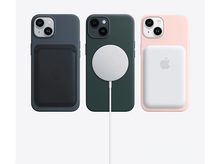 Charger l&#39;image dans la galerie, Trois coques iPhone avec accessoires Apple : portefeuille et chargeur MagSafe.
