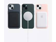 Charger l&#39;image dans la galerie, Trois étuis pour iPhone 14 Apple avec accessoires MagSafe : portefeuille noir, chargeur blanc et étui rose.
