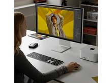 Charger l&#39;image dans la galerie, Femme utilisant une souris, regardant un moniteur avec interface d&#39;édition photo et ordinateur blanc.
