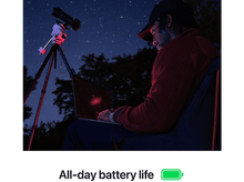 Charger l&#39;image dans la galerie, Un homme assis dehors la nuit utilisant un ordinateur portable, regardant un ciel étoilé. Texte : Autonomie d&#39;une journée.
