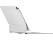 Charger l&#39;image dans la galerie, Un iPad Pro blanc d&#39;Apple avec un étui clavier. L&#39;iPad est ouvert en angle.
