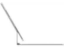 Charger l&#39;image dans la galerie, Un iPad est ouvert avec un clavier. Vue latérale. Connecté à un clavier. Couleur argent.
