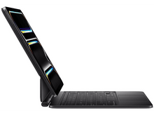 Charger l&#39;image dans la galerie, iPad Pro avec clavier attaché ; vue en angle ; noir.
