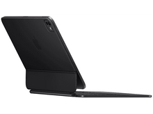 Charger l&#39;image dans la galerie, Un iPad noir avec un clavier. L&#39;iPad est incliné, avec le logo Apple au dos.
