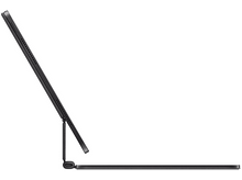 Charger l&#39;image dans la galerie, iPad connecté à un Magic Keyboard, incliné, présentant le design.
