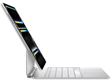 Charger l&#39;image dans la galerie, Un iPad Pro avec un clavier attaché, incliné, avec l&#39;écran face au spectateur.
