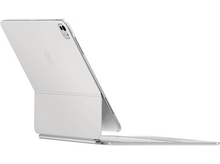 Charger l&#39;image dans la galerie, iPad Pro argenté avec étui clavier, vu de côté, légèrement ouvert sur fond blanc.
