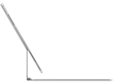 Charger l&#39;image dans la galerie, iPad argenté avec étui clavier, ouvert en angle sur fond blanc.
