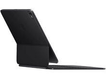 Charger l&#39;image dans la galerie, Tablette avec clavier attaché, en noir, inclinée sur une surface blanche.
