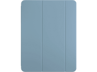 Housse d'iPad bleue fermée. Elle est rectangulaire avec trois plis verticaux. Le fond est noir.