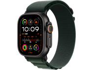 Apple Watch Ultra noire avec bracelet vert, affichant l'heure et les fonctions boussole à l'écran.