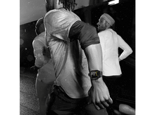 Charger l&#39;image dans la galerie, Silhouette de coureurs avec une Apple Watch, photo d&#39;action.

