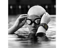 Charger l&#39;image dans la galerie, Femme dans une piscine portant un bonnet, des lunettes et une Apple Watch; gouttes d&#39;eau visibles.
