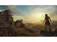 Charger l&#39;image dans la galerie, Une personne sur un toit regarde un château japonais et des montagnes au coucher du soleil.

