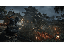 Charger l&#39;image dans la galerie, Un ninja est accroupi sur une falaise surplombant un village japonais la nuit.
