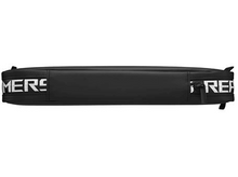 Charger l&#39;image dans la galerie, Sacoche d&#39;ordinateur portable noire avec texte blanc sur les côtés. Fermeture zippée. Fond noir.
