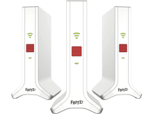 Charger l&#39;image dans la galerie, Trois répéteurs blancs Fritz! debout verticalement. Chacun a un bouton rouge, des lumières vertes et le logo Fritz!.
