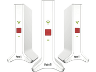 Trois répéteurs blancs Fritz! debout verticalement. Chacun a un bouton rouge, des lumières vertes et le logo Fritz!.