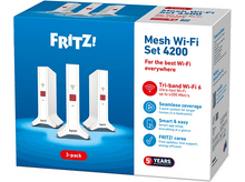 Charger l&#39;image dans la galerie, Une boîte blanche de FRITZ! Mesh Wi-Fi Set 4200. Elle montre trois routeurs blancs avec des lumières rouges.

