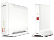 Deux routeurs blancs côte à côte. L'un a un bouton rouge et du texte.