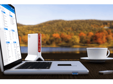 Charger l&#39;image dans la galerie, Ordinateur portable, routeur, tasse et clé USB sur une table.
