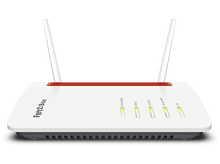 Charger l&#39;image dans la galerie, Routeur blanc et rouge avec deux antennes et lumières vertes et jaunes. Fond noir.
