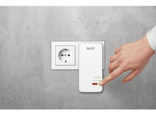 Charger l&#39;image dans la galerie, Répéteur Wi-Fi blanc branché sur une prise murale. Un doigt appuie sur le bouton Connecter.
