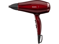 Sèche-cheveux BabyLiss rouge sur fond noir, avec embout noir.