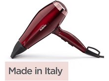 Charger l&#39;image dans la galerie, Sèche-cheveux rouge Babyliss sur blanc, avec texte &quot;Made in Italy&quot;.
