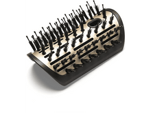 Charger l&#39;image dans la galerie, Une brosse à coiffer noire et dorée avec des poils noirs. La brosse est inclinée.
