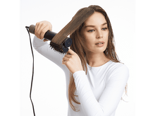 Charger l&#39;image dans la galerie, Femme utilisant une brosse coiffante sur ses cheveux. Elle tient la brosse.
