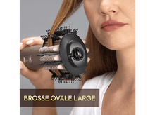 Charger l&#39;image dans la galerie, Une femme utilise une grande brosse ovale sur ses cheveux. Texte : BROSSE OVALE LARGE.
