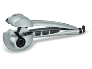 Fer à boucler Babyliss argenté. Il a une poignée noire et des boutons de commande. La chambre de bouclage est visible.