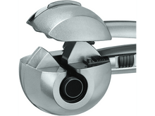 Charger l&#39;image dans la galerie, Une poêle noire avec des légumes tranchés, du bacon et des herbes sur une table de cuisson.
