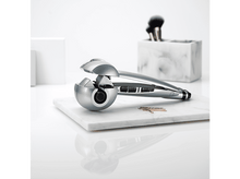 Charger l&#39;image dans la galerie, Fer à boucler sur une surface en marbre, avec accessoires et fond blanc.
