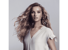 Charger l&#39;image dans la galerie, Femme aux longs cheveux blonds et chemise blanche regardant le spectateur.
