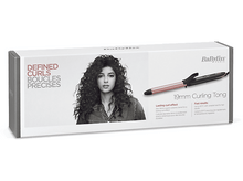 Charger l&#39;image dans la galerie, Boîte de fer à friser avec une femme et un fer à friser. Fond blanc.
