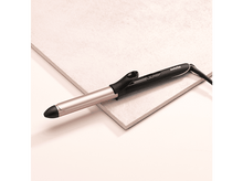 Charger l&#39;image dans la galerie, Fer à friser noir et or rose sur une surface rose et blanche.
